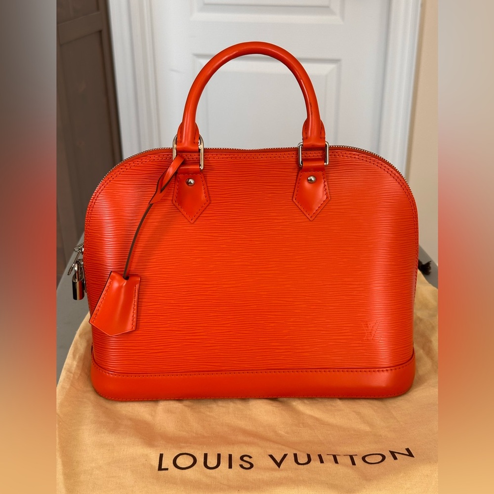 Louis Vuitton Alma handbag in Piment Epi leather PM with silver-tone hardware. - Picture 15 of 16
